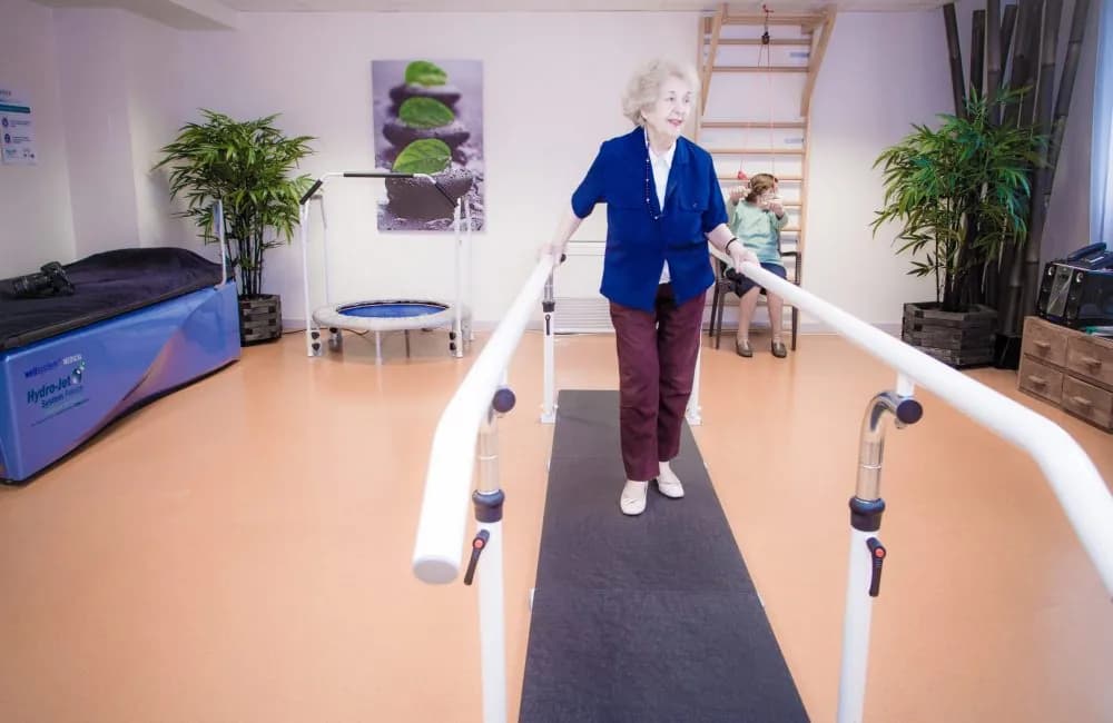 Salle de rééducation complète : barres parallèles, trampoline et table hydrojet