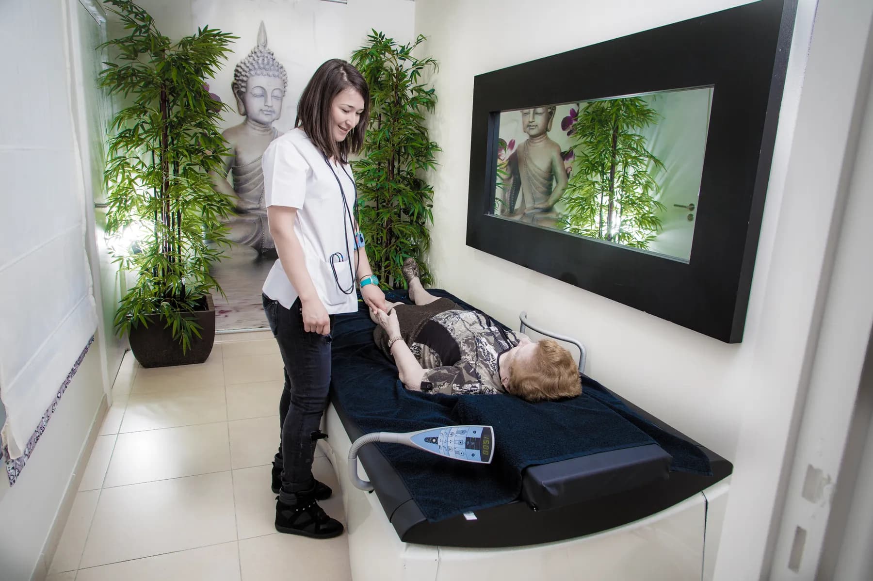 Séance sur table d'hydromassage dans une salle aménagée